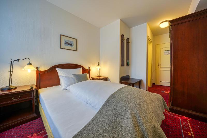 Single Room with Sea View image 2