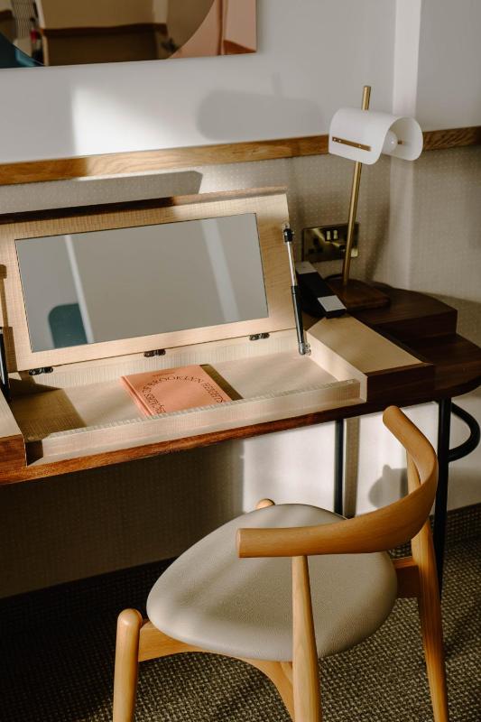 Standard Queen Room image 4