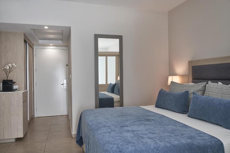 Premium Double Room with Direct Pool Access image 3