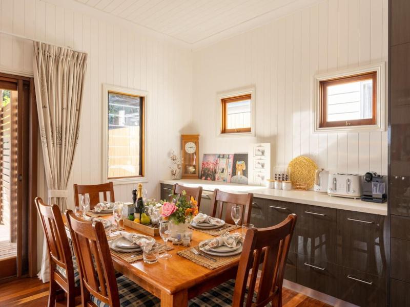 6KM to CBD Convenient 5BR Queenslander Coorparoo - image 1