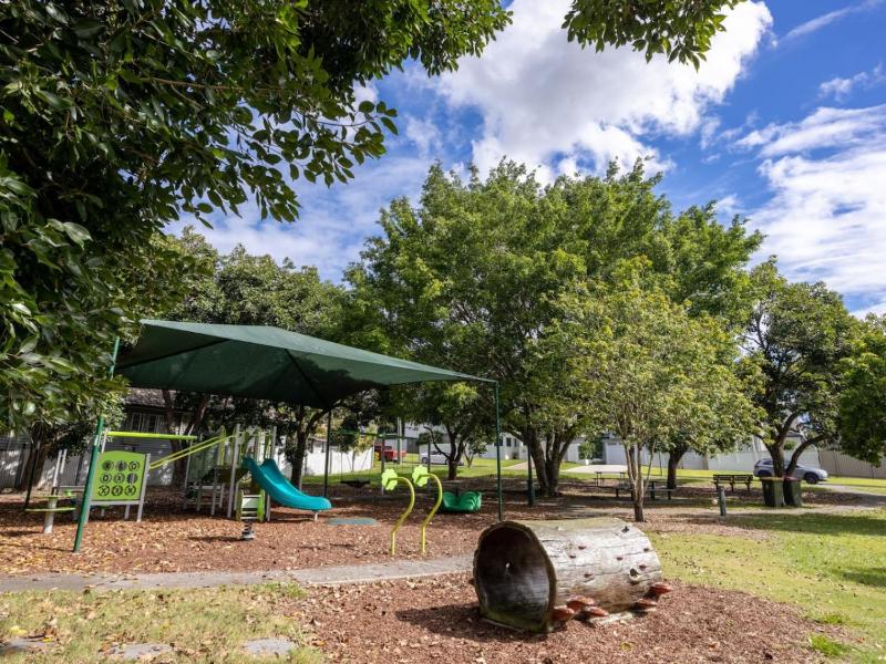 6KM to CBD Convenient 5BR Queenslander Coorparoo - image 7
