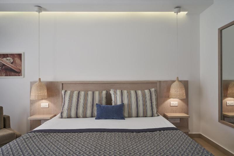 Twin/Double Room Inland View image 3