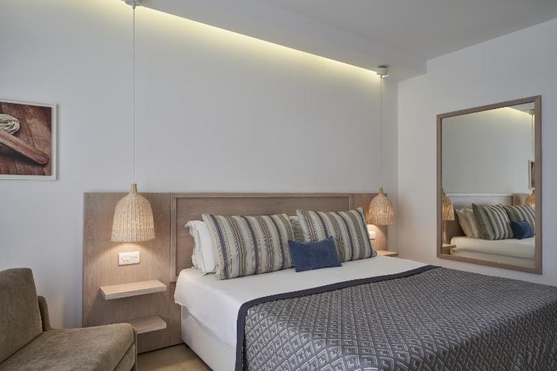 Twin/Double Room Inland View image 1