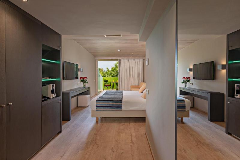 Junior Suite with Sea View & Jetted Tub image 4