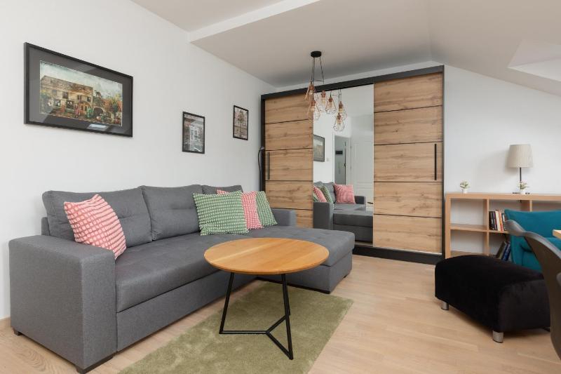 Family Apartment in Warsaw with 3 Bedrooms & AC near Metro Stokłosy by Noclegi Renters - image 1