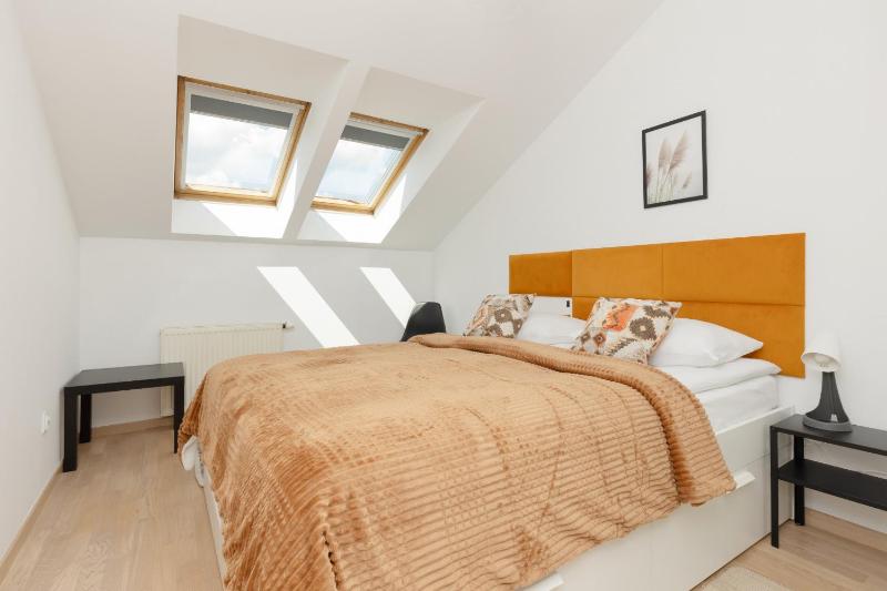 Family Apartment in Warsaw with 3 Bedrooms & AC near Metro Stokłosy by Noclegi Renters - image 3