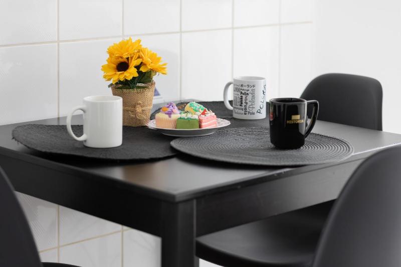 Family Apartment in Warsaw with 3 Bedrooms & AC near Metro Stokłosy by Noclegi Renters - image 13