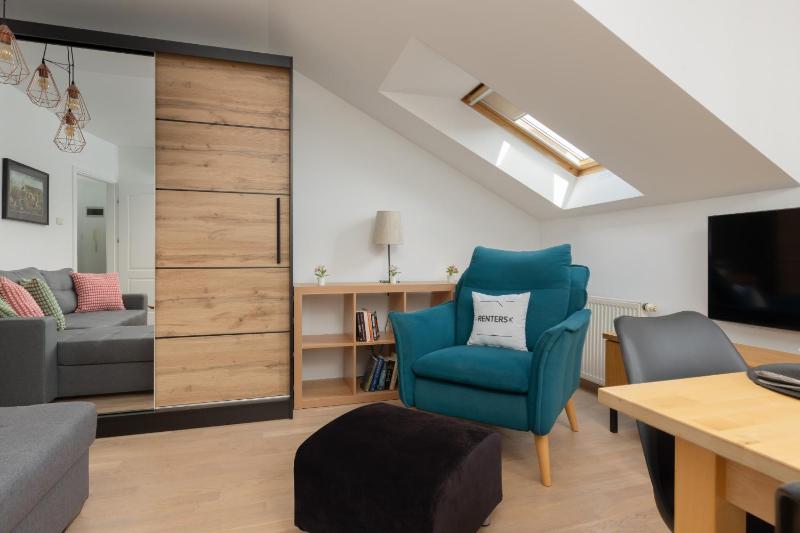 Family Apartment in Warsaw with 3 Bedrooms & AC near Metro Stokłosy by Noclegi Renters - image 2