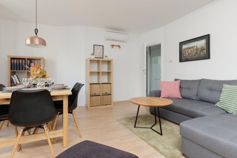 Family Apartment in Warsaw with 3 Bedrooms & AC near Metro Stokłosy by Noclegi Renters - image 12