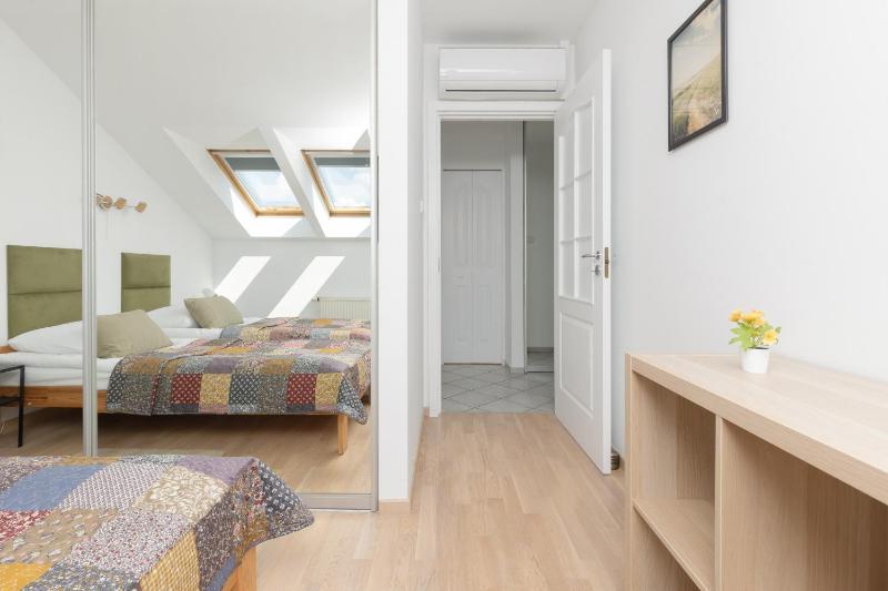 Family Apartment in Warsaw with 3 Bedrooms & AC near Metro Stokłosy by Noclegi Renters - image 10