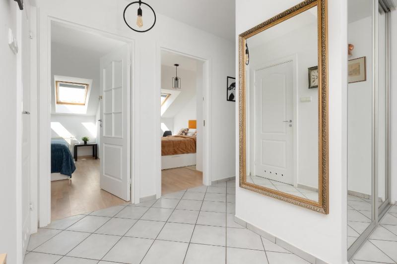 Family Apartment in Warsaw with 3 Bedrooms & AC near Metro Stokłosy by Noclegi Renters - image 7