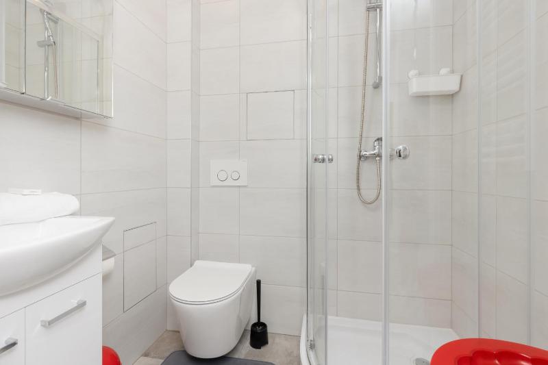 Family Apartment in Warsaw with 3 Bedrooms & AC near Metro Stokłosy by Noclegi Renters - image 11