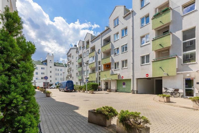 Family Apartment in Warsaw with 3 Bedrooms & AC near Metro Stokłosy by Noclegi Renters - image 14