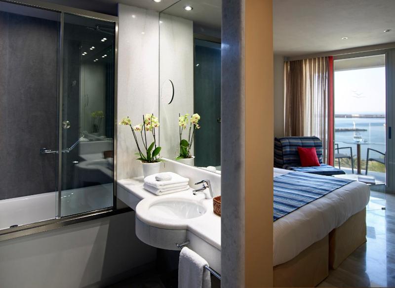 Junior Suite with Sea View & Jetted Tub image 2