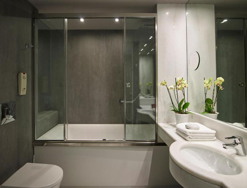 Junior Suite with Sea View & Jetted Tub image 3