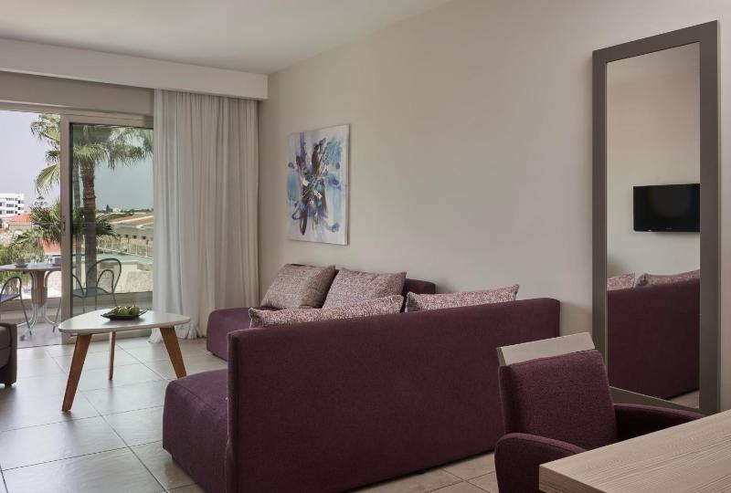 Family One Bedroom Suite Inland View image 1