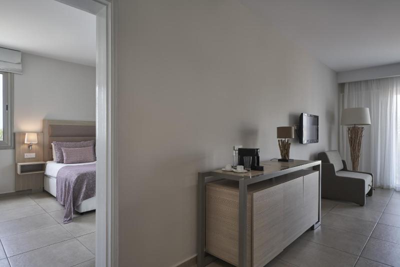 Family One Bedroom Suite Inland View image 4