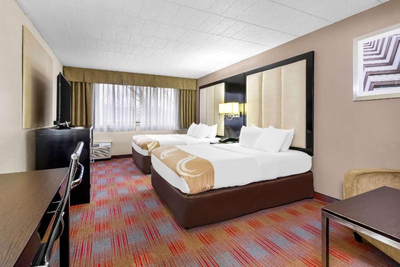 Queen Room with Two Queen Beds - Non-Smoking image 4
