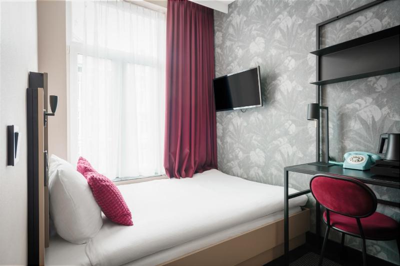 Small Double Room image 1