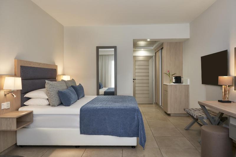 Premium Double Room with Direct Pool Access image 4