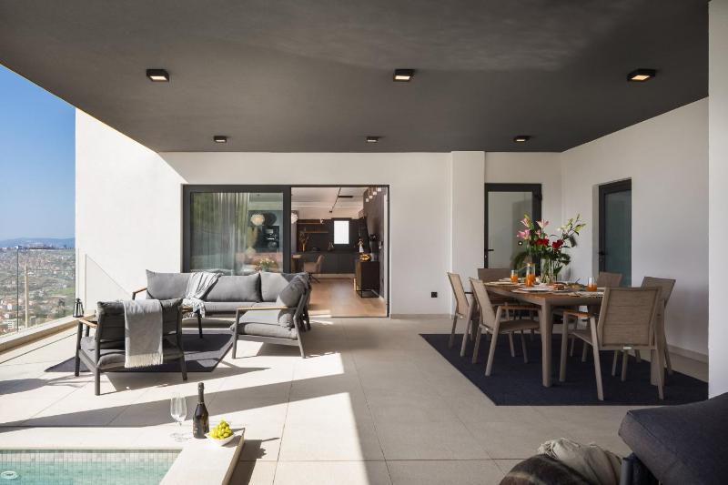 Luxury Villa Cosmopolitan with Pool - image 49
