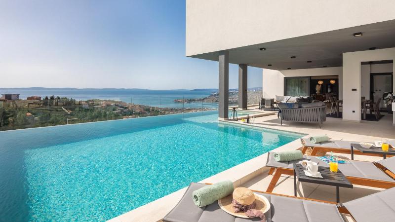 Luxury Villa Cosmopolitan with Pool - image 20