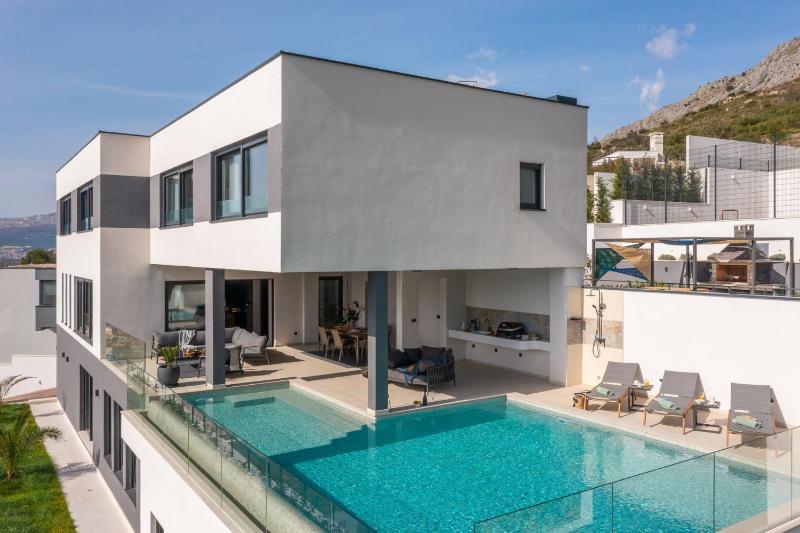 Luxury Villa Cosmopolitan with Pool - image 41