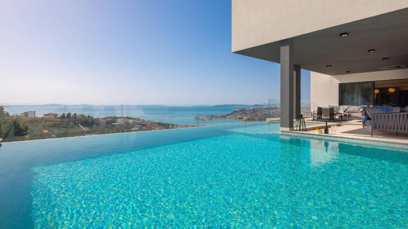 Luxury Villa Cosmopolitan with Pool - image 25
