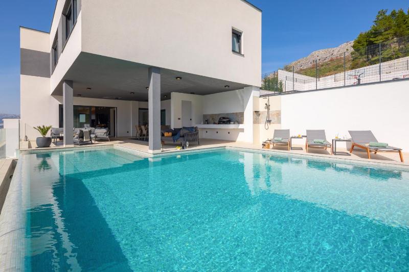 Luxury Villa Cosmopolitan with Pool - image 17