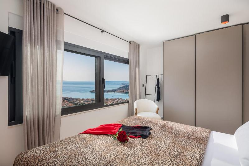 Luxury Villa Cosmopolitan with Pool - image 10