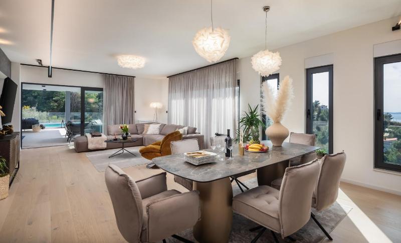 Luxury Villa Cosmopolitan with Pool - image 47
