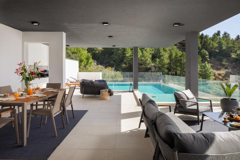 Luxury Villa Cosmopolitan with Pool - image 3