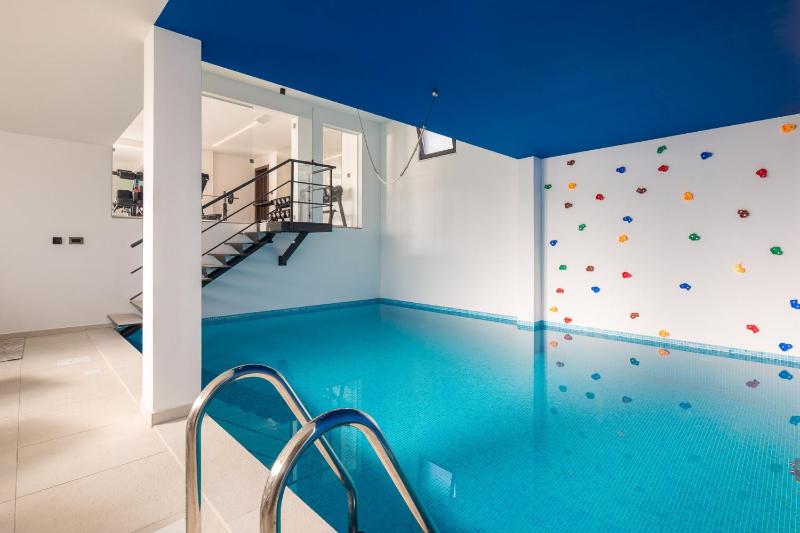 Luxury Villa Cosmopolitan with Pool - image 18