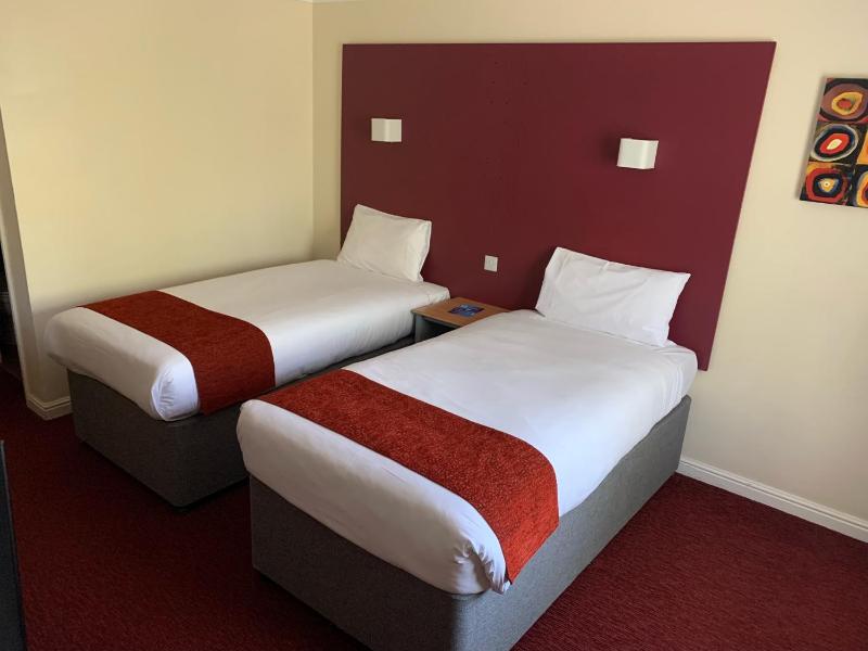 Twin Room image 4