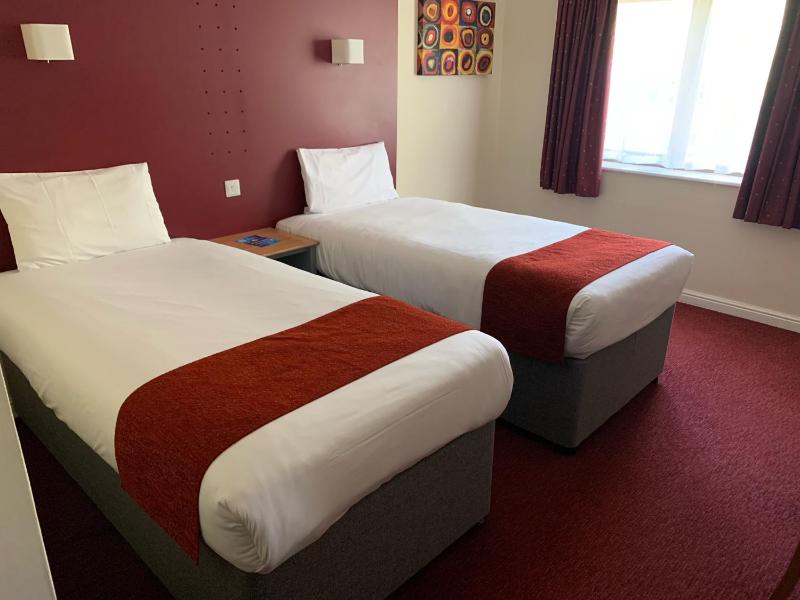Twin Room image 3