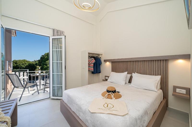 Studio with Pool View image 1