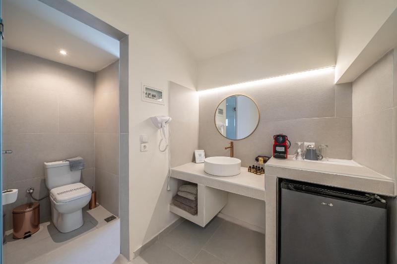 Studio with Pool View image 3