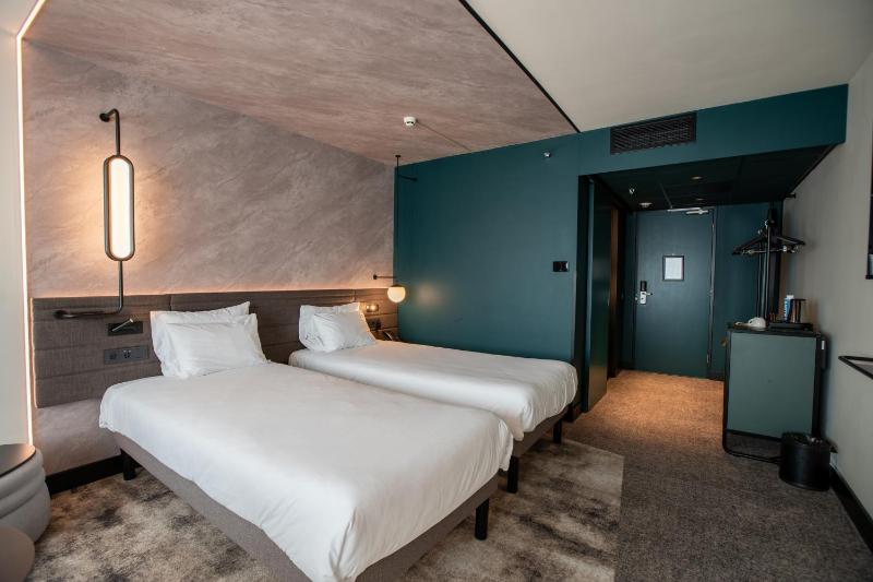 Superior Twin Room with Sofa Bed image 3