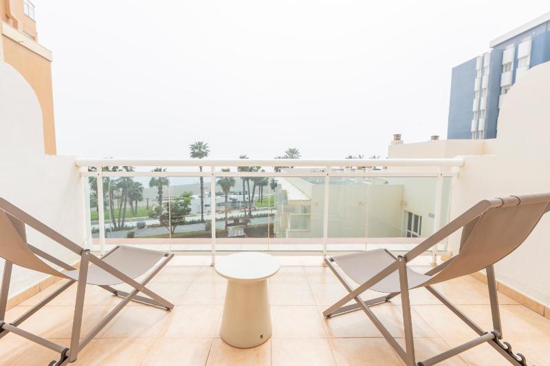 Triple Room with Sea View image 3