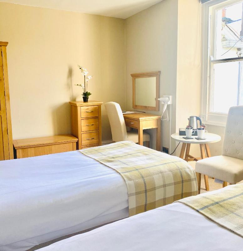 Twin Room image 4