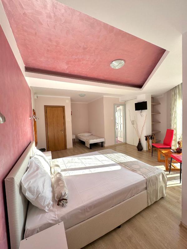 Triple Room with Garden View image 1