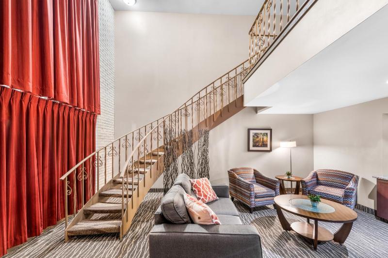 King Suite with Courtyard View - Disability Access/Non Smoking image 2
