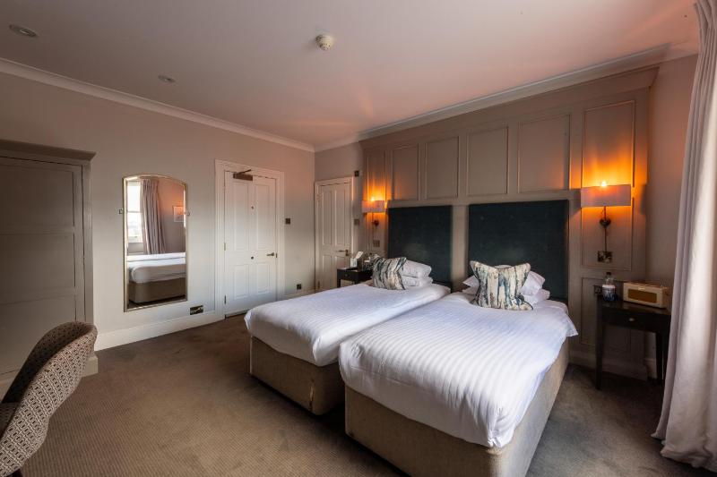 Twin Room image 3