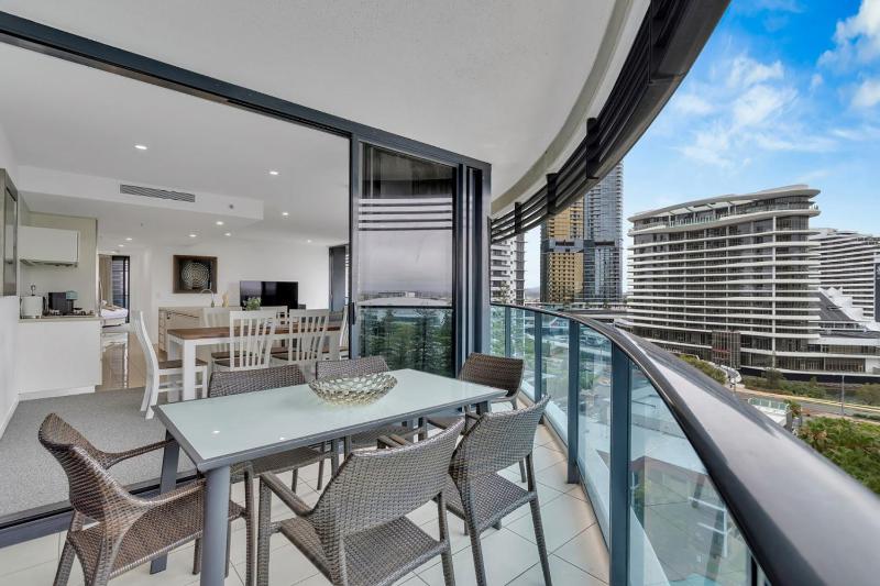 Luxury Living At The Oracle - image 1