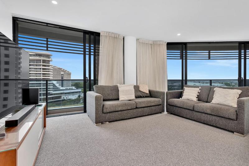 Luxury Living At The Oracle - image 8