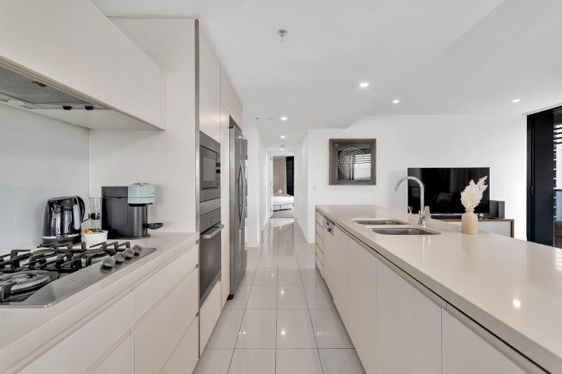 Luxury Living At The Oracle - image 7