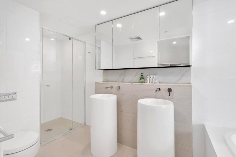 Luxury Living At The Oracle - image 3