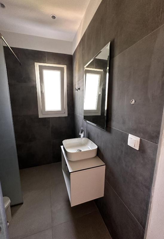 One-Bedroom Apartment image 4