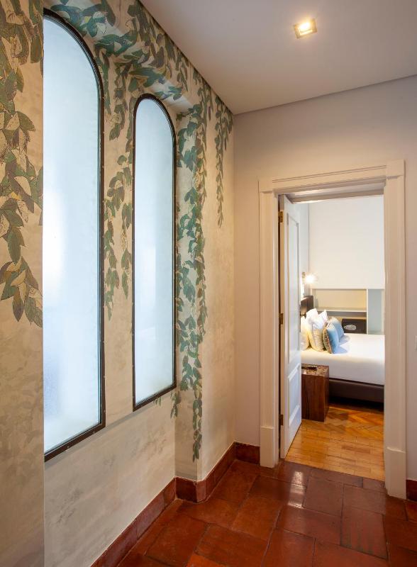 Junior Suite with Balcony and Kitchenette image 4