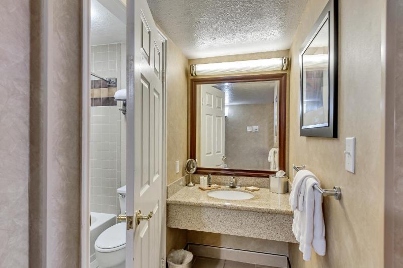 King Room - Non-Smoking image 3